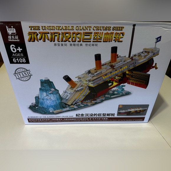 The Titanic Unsinkable Giant Cruise Ship Famous Boat Brand New 2 in 1 Toy Set - Picture 2 of 7